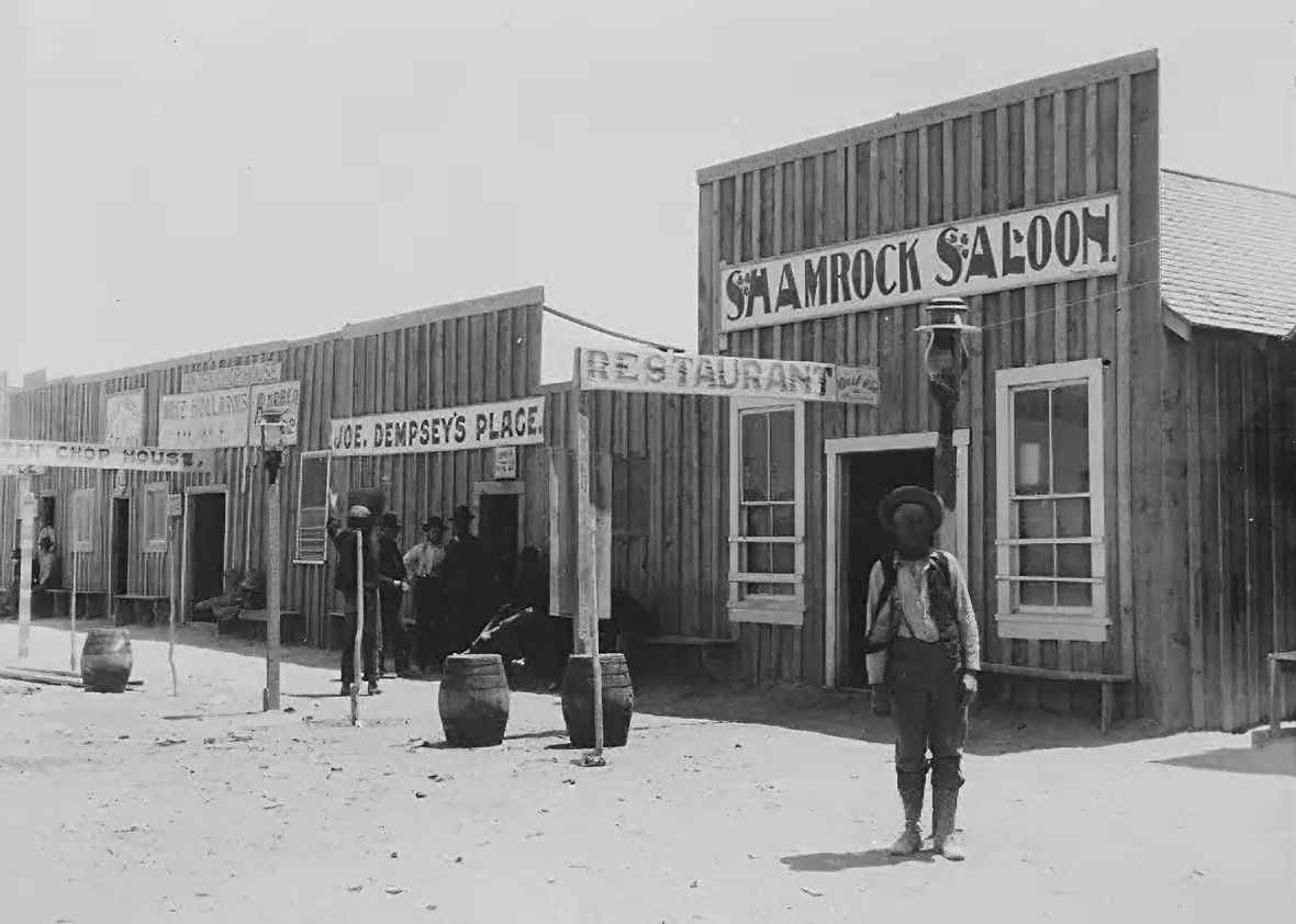 Zdjęcie Bannerów reklamowych w Hazen, Nevada, 1905 r.